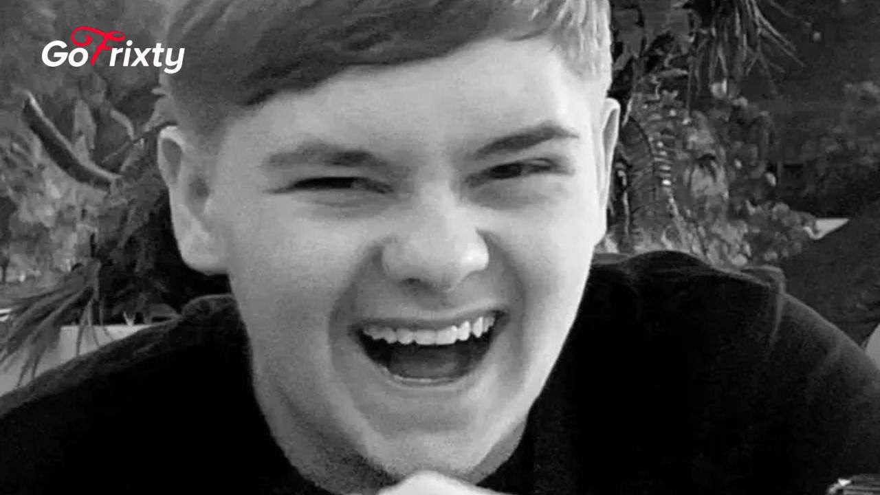 ‘I only posed with knifes to scare people,’